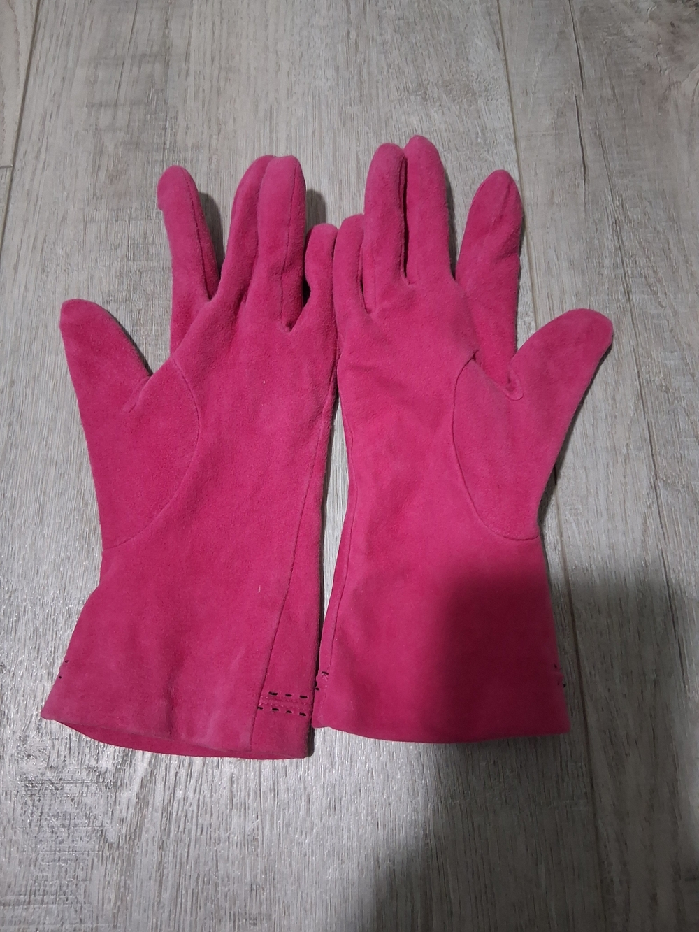 Women’s Pink Suede Gloves